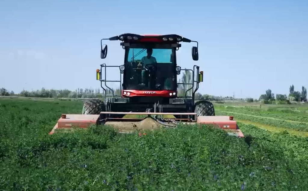 新宝GG谷神自走式割草压扁机